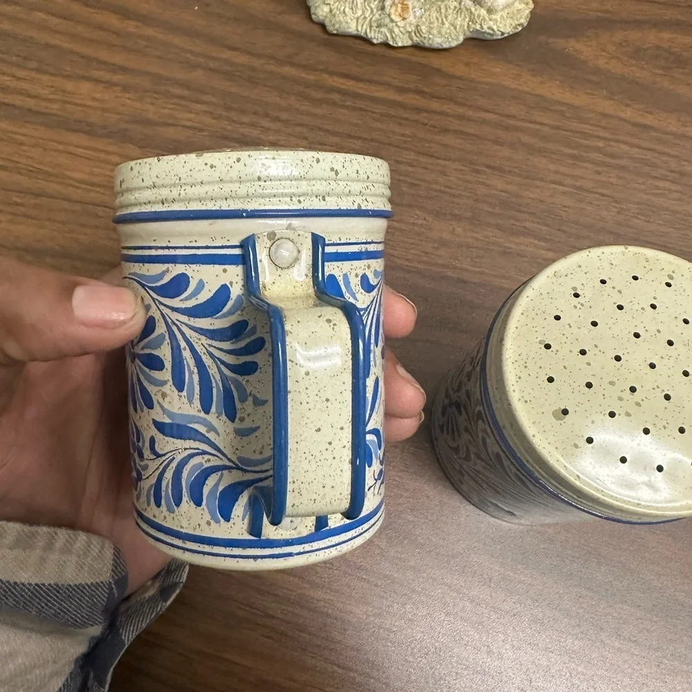 Vintage Blue and‎ White Floral Tin Avon Country Talc Shaker (2)